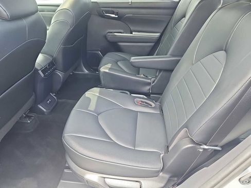 Used 2020 Toyota Highlander XLE AWD/4WD image 29