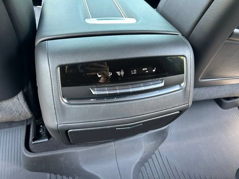 Used 2023 Cadillac Escalade Premium Luxury AWD/4WD image 44