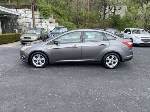 Used 2014 Ford Focus SE FWD image 2