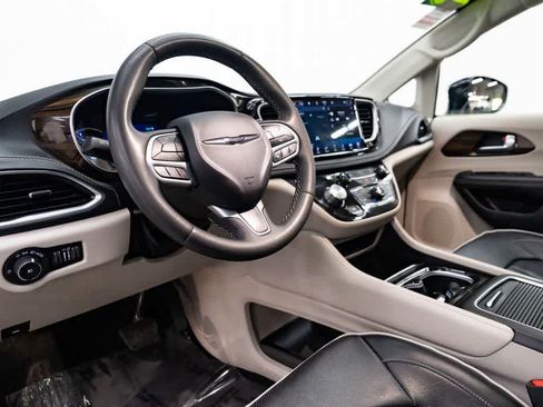 Used 2023 Chrysler Pacifica Limited FWD image 25