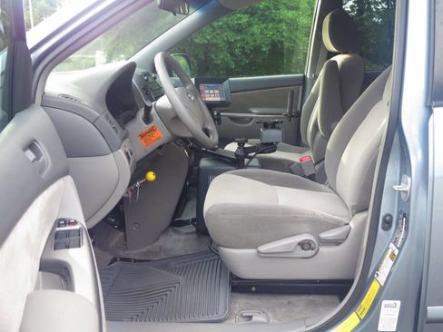 Used 2010 Toyota Sienna LE FWD image 5