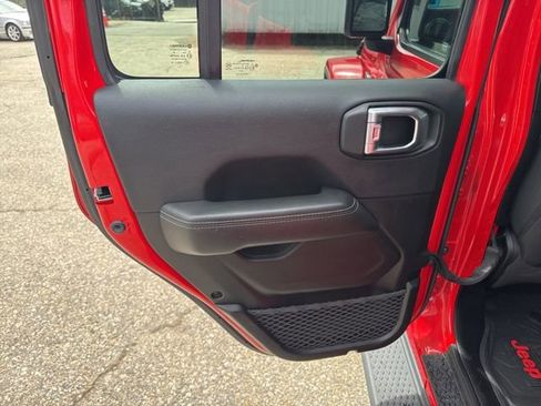 Used 2022 Jeep Gladiator Overland w/ Cold Weather Group image 19