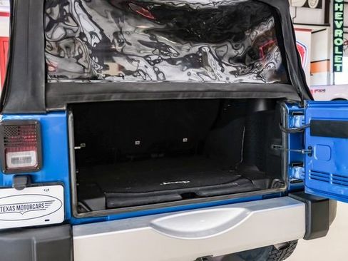 Used 2015 Jeep Wrangler Unlimited Sahara w/ Connectivity Group image 8