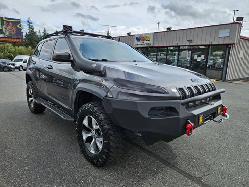 Used 2015 Jeep Cherokee Trailhawk w/ Comfort/Convenience Group AWD/4WD image 3