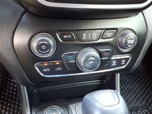 Used 2020 Jeep Cherokee Latitude Plus w/ Cold Weather Group AWD/4WD image 27