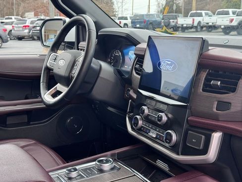Used 2023 Ford Expedition Limited image 5