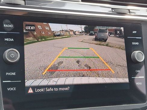 Used 2022 Volkswagen Tiguan SE R-Line image 18