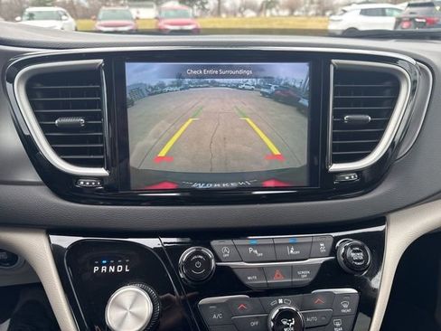 Used 2024 Chrysler Pacifica Touring-L image 18