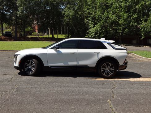 Used 2024 Cadillac Lyriq Luxury RWD image 3