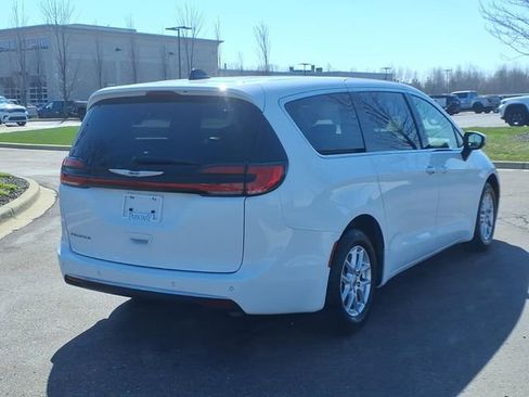 Used 2023 Chrysler Pacifica Touring-L image 4