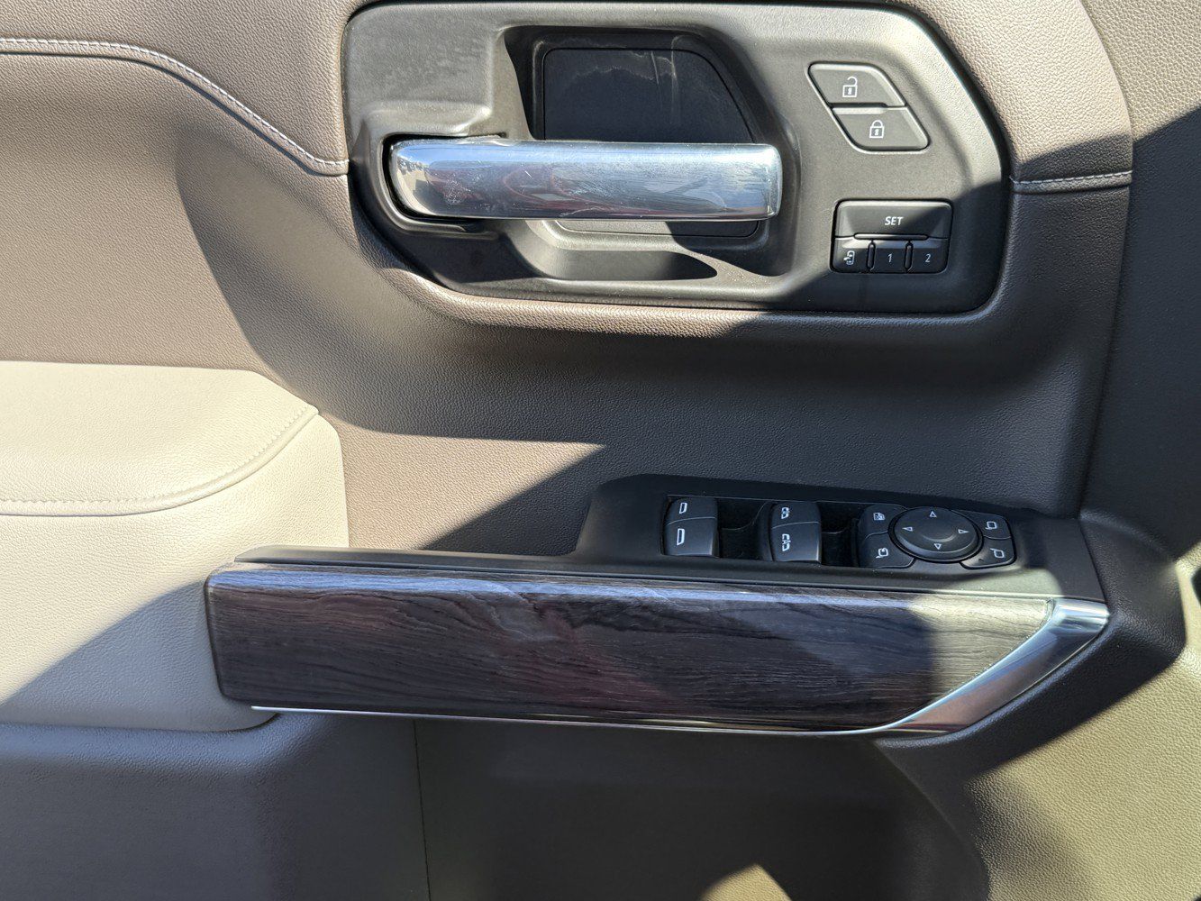 Used 2022 Chevrolet Silverado 1500 LTZ w/ LTZ Convenience Package II AWD/4WD image 19