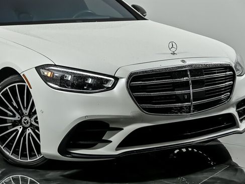 Used 2022 Mercedes-Benz S 580 4MATIC Sedan w/ AMG Line Package image 2