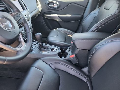 Used 2019 Jeep Cherokee Latitude Plus w/ Comfort/Convenience Group AWD/4WD image 26