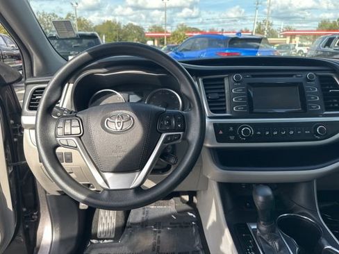 Used 2019 Toyota Highlander LE image 2