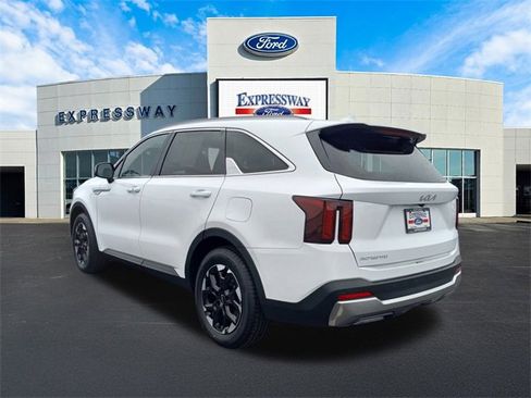 Used 2024 Kia Sorento S image 8