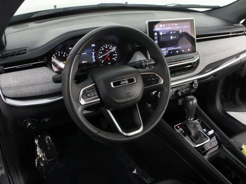 Used 2023 Jeep Compass Latitude image 8