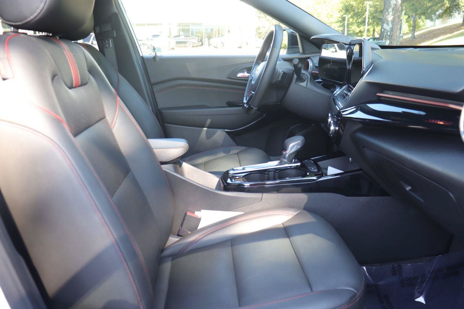 Used 2024 Chevrolet Trax RS w/ Sunroof Package FWD image 19