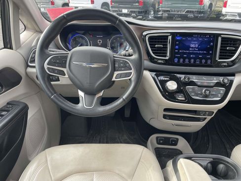 Used 2017 Chrysler Pacifica Touring-L Plus image 11