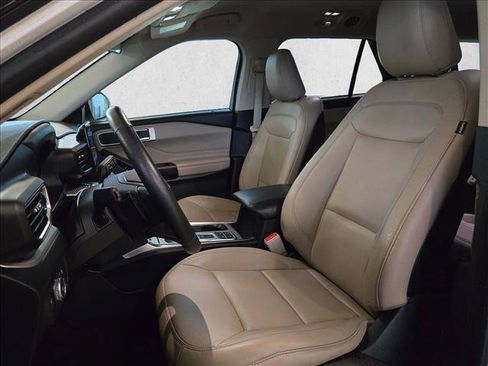 Used 2020 Ford Explorer XLT w/ Equipment Group 202A RWD image 11