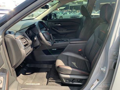 Used 2025 Nissan Rogue SV AWD/4WD image 18