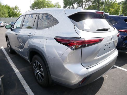Certified 2025 Toyota Highlander XLE AWD/4WD image 8