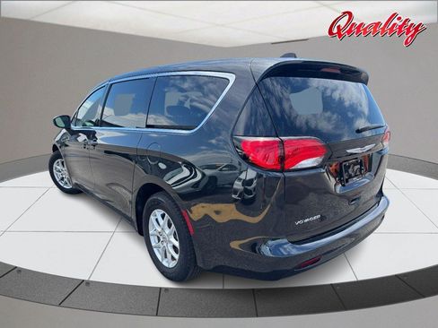 Used 2023 Chrysler Voyager LX FWD image 5