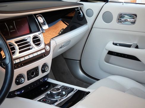 Used 2018 Rolls-Royce Wraith image 22