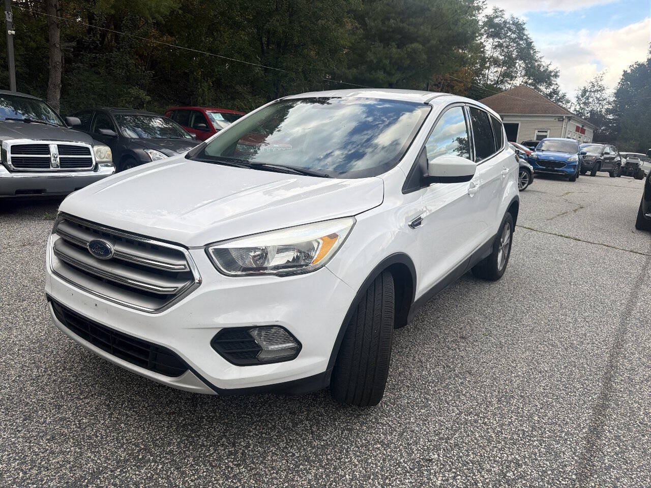 Used 2017 Ford Escape SE FWD image 3