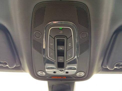 Used 2023 Bentley Bentayga Extended Wheelbase AWD/4WD image 33