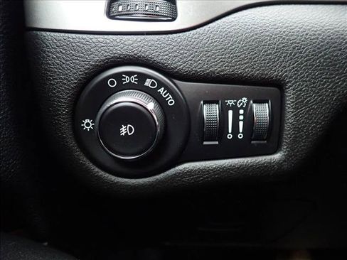 Used 2019 Jeep Cherokee Latitude Plus w/ Cold Weather Group AWD/4WD image 23