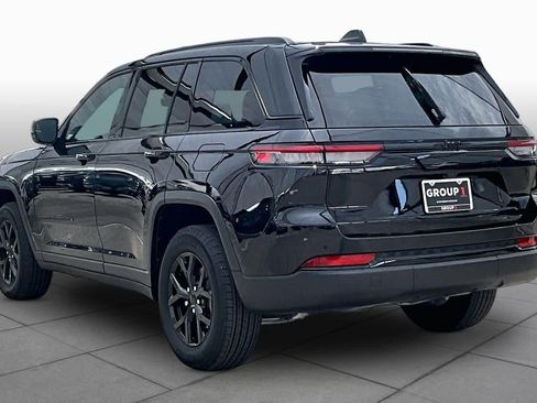 Used 2025 Jeep Grand Cherokee Altitude AWD/4WD image 12