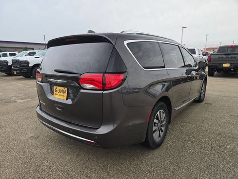 Used 2020 Chrysler Pacifica Touring-L Plus FWD image 3