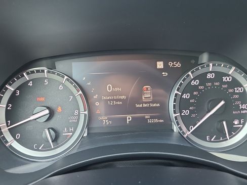 Used 2022 Toyota Highlander XLE AWD/4WD image 32