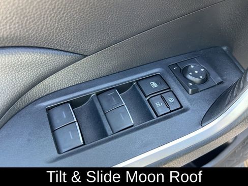 Used 2023 Toyota RAV4 XLE Premium image 13