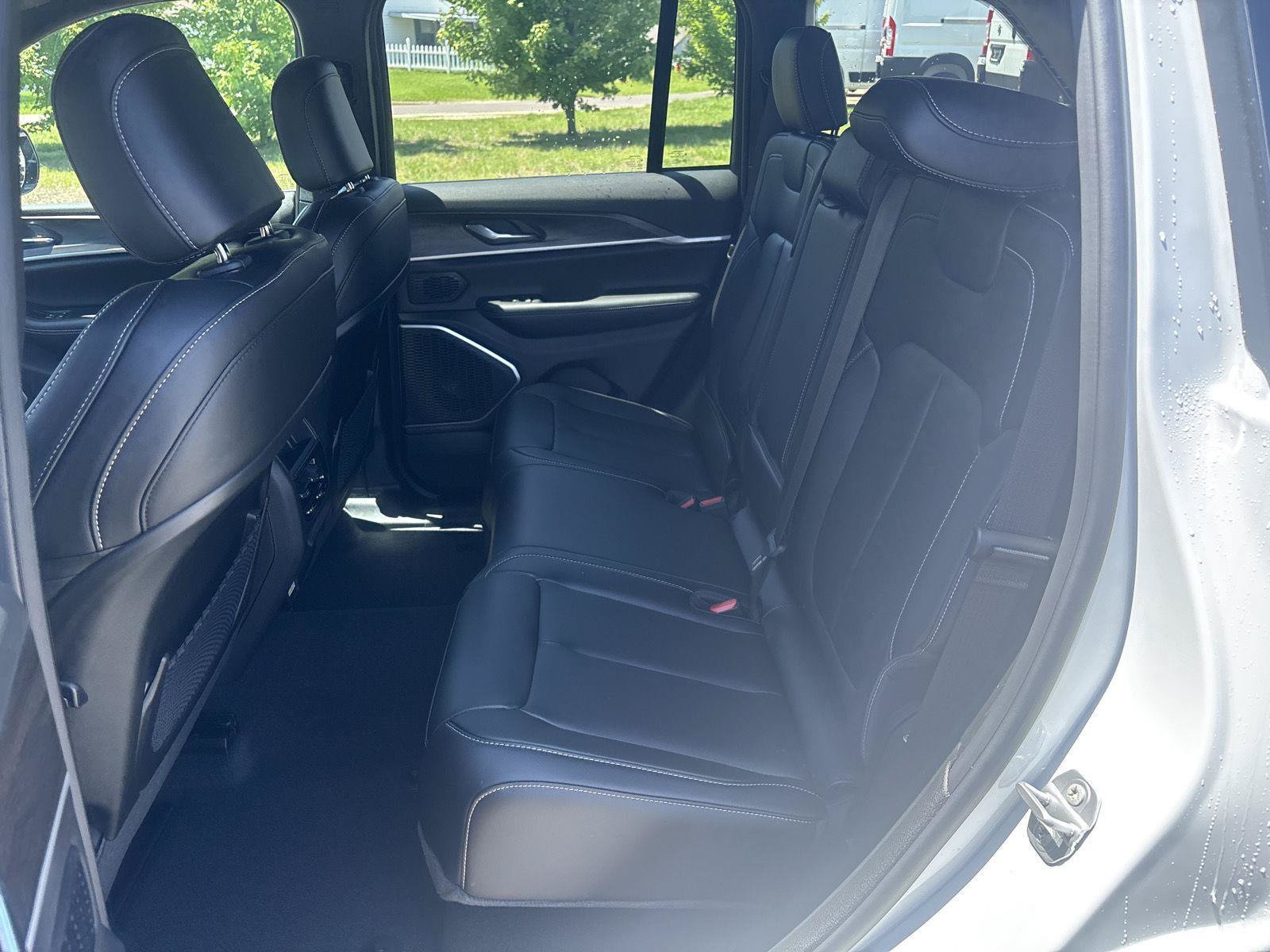 New 2026 Jeep Grand Cherokee Limited AWD/4WD image 10