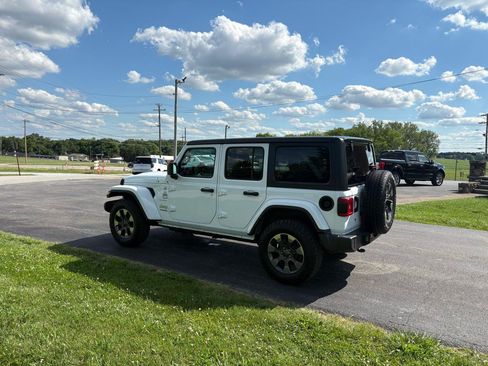 Used 2018 Jeep Wrangler Unlimited Sahara AWD/4WD image 32