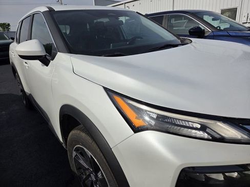 Used 2024 Nissan Rogue SV image 3