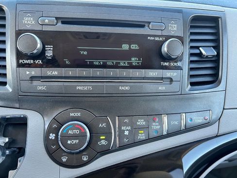 Used 2013 Toyota Sienna LE image 24