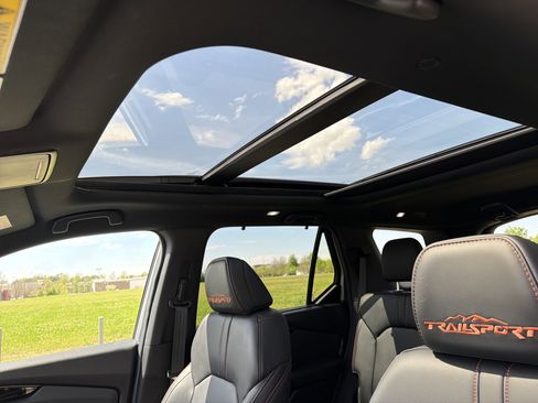 Used 2025 Honda Pilot TrailSport image 11