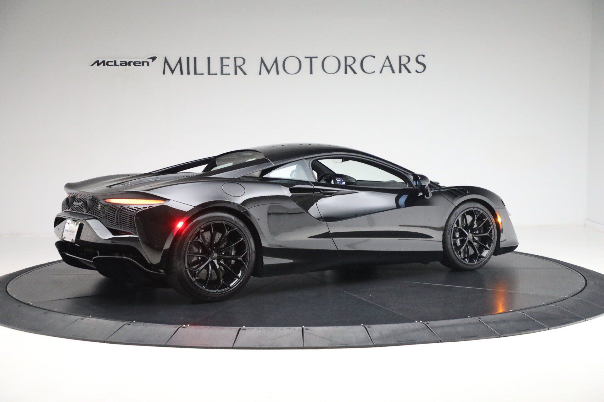 Used 2025 McLaren Artura RWD image 9