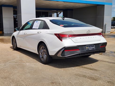 Used 2024 Hyundai Elantra SEL FWD image 7