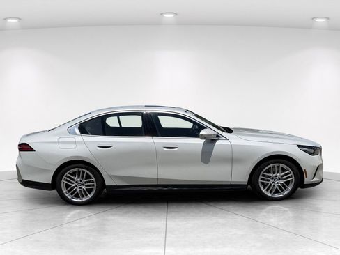 Certified 2025 BMW 530i RWD image 3