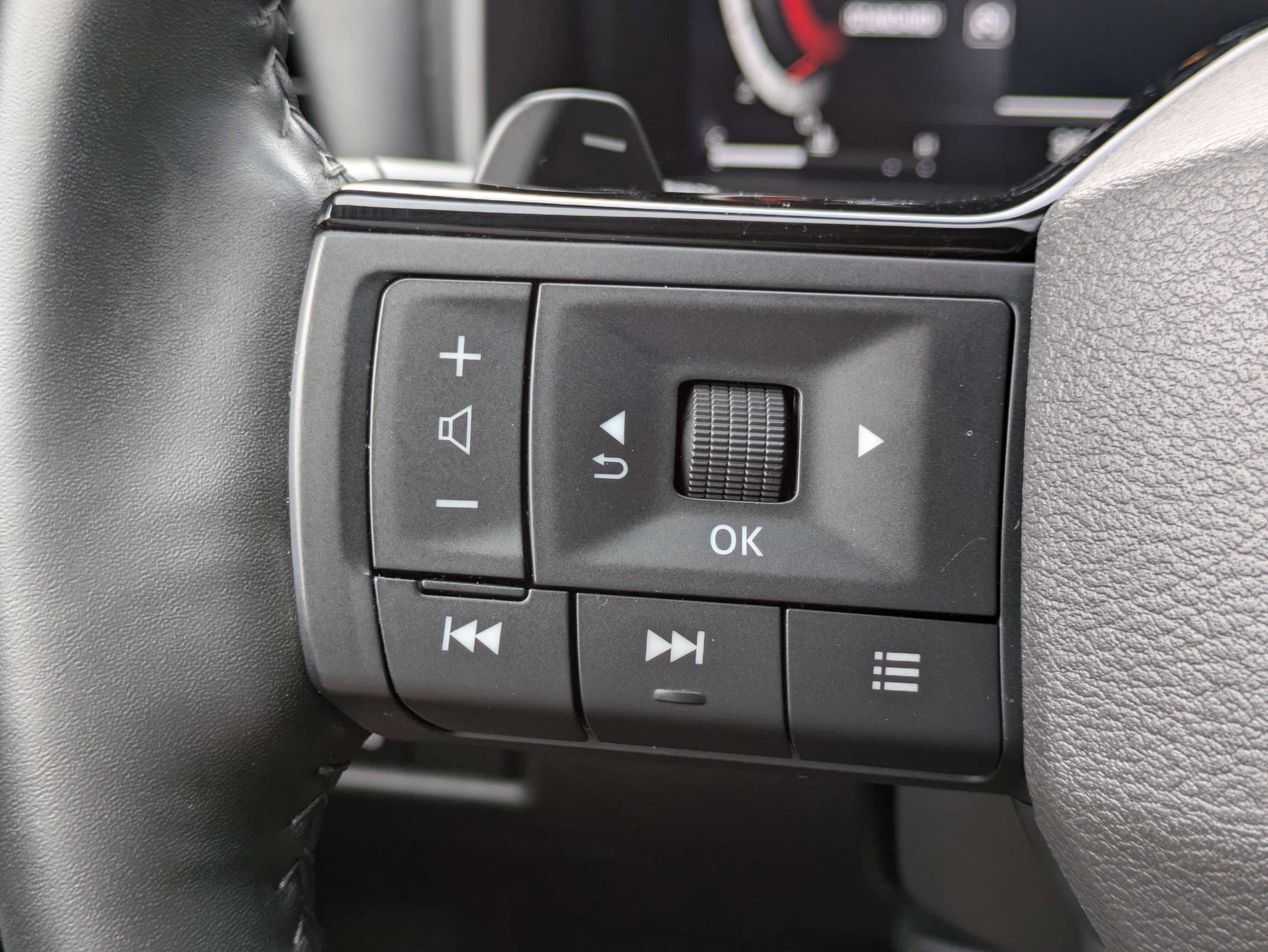 Used 2025 Nissan Rogue Platinum FWD image 25