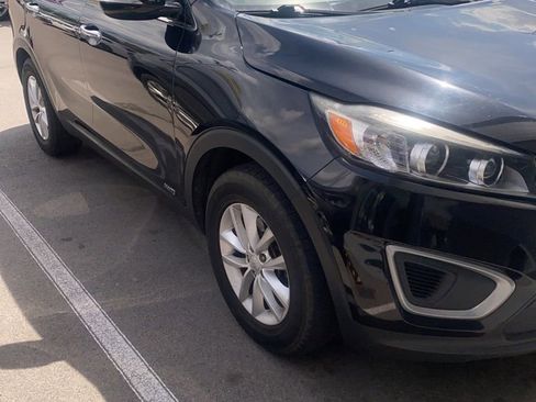Used 2017 Kia Sorento LX w/ LX Convenience Package image 2