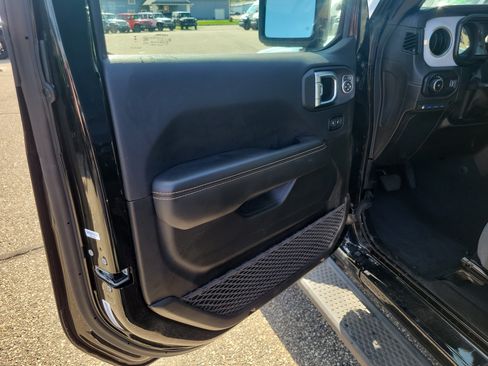 Used 2025 Jeep Wrangler Unlimited Sahara AWD/4WD image 6