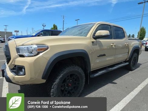 Used 2017 Toyota Tacoma TRD Off-Road w/ Premium & Technology Package AWD/4WD image 8