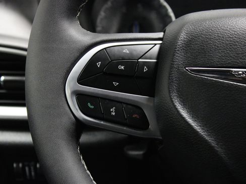 Used 2025 Chrysler Pacifica Select FWD image 23