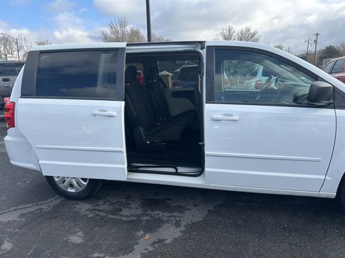 Used 2017 Dodge Grand Caravan SE w/ UConnect Hands-Free Group image 5