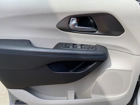 Used 2021 Chrysler Pacifica Touring image 10