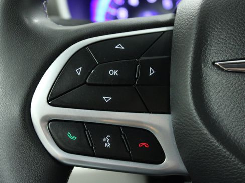 Used 2023 Chrysler Pacifica Touring-L FWD image 21